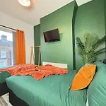Tv Every Bedroom 4 Bed 2 Bath Free Parking