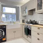Tv Every Bedroom 4 Bed 2 Bath Free Parking