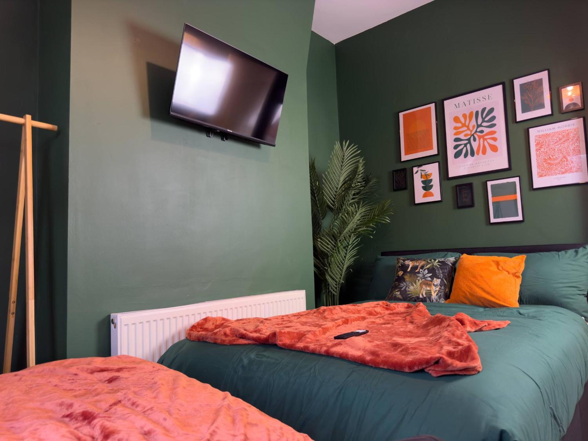 Tv Every Bedroom 4 Bed 2 Bath Free Parking Holiday home *